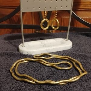 ✨ Gold Tone Necklace & Earring Set – Versatile & Stylish! EUC ✨